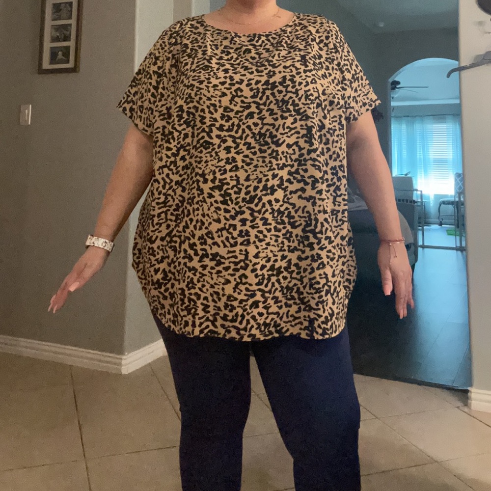 Beautiful leopard print blouse with button up back detail. Ava and Viv size 4X